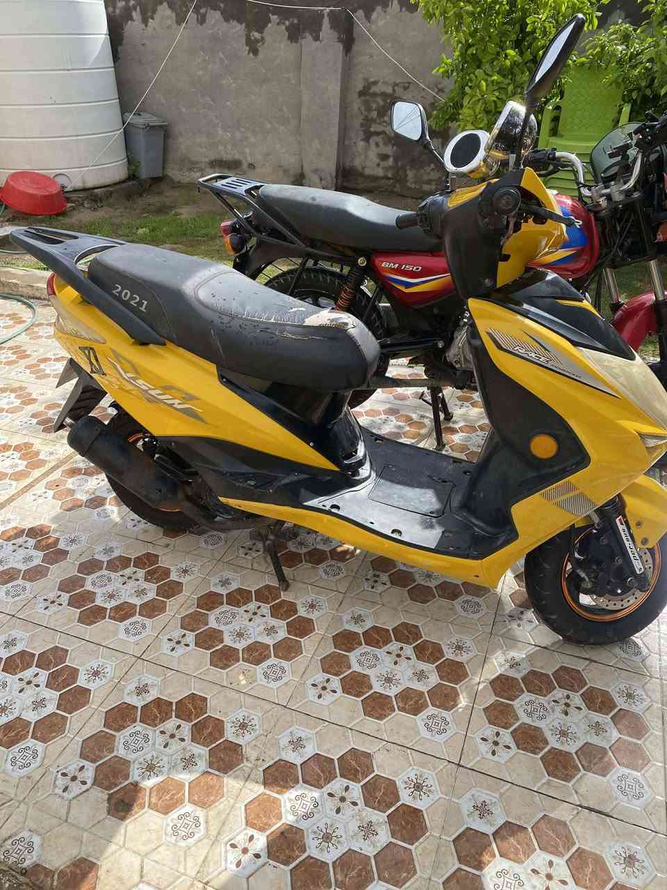 دراجه بوكسر + سكنس جبلي ثينهن جدد وما مفتوحات والبوكسر رقمها كامل ما بيهن ااي نقص  ابيعهن ثنينهن مليون 200 . ***********
