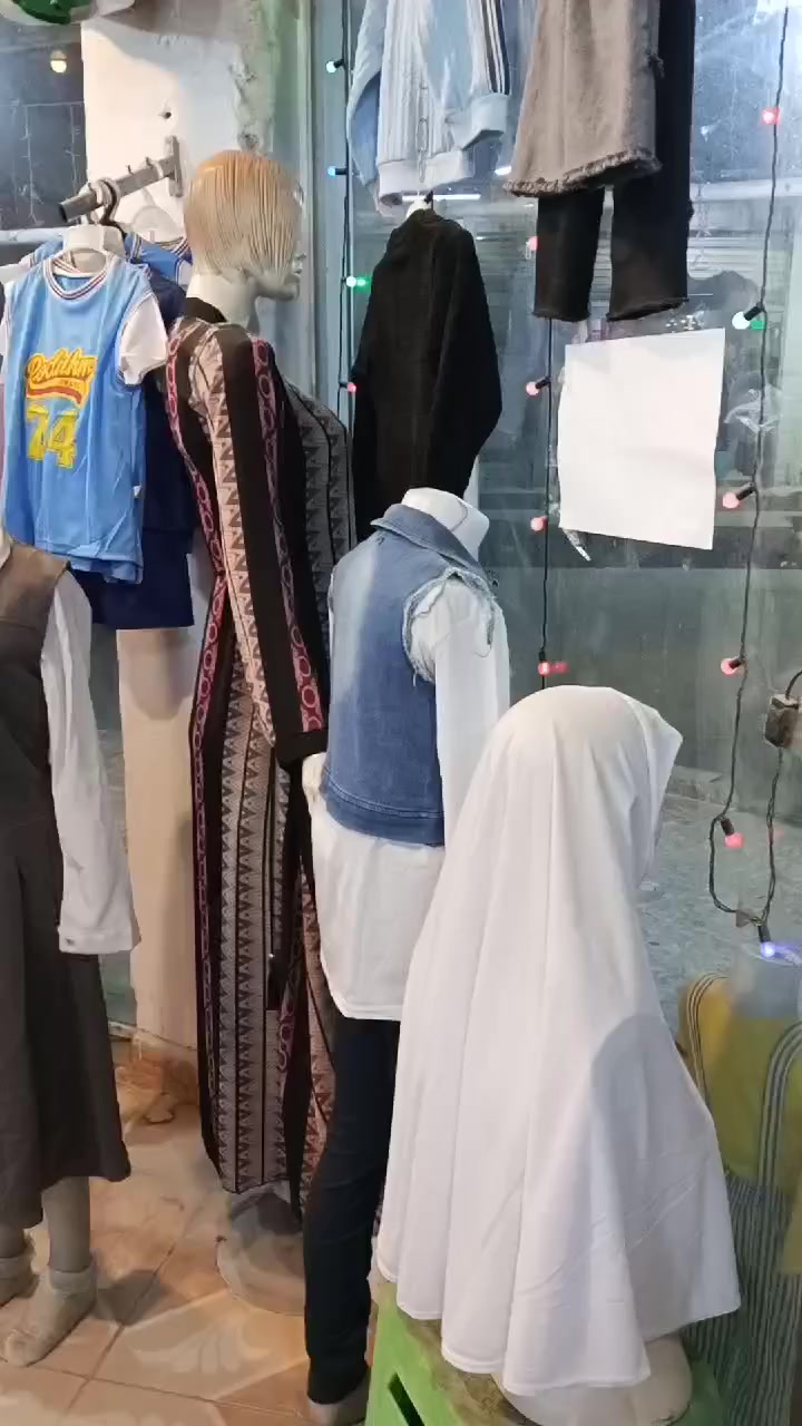 سلام  عليكم  عدنه  ملابس   محل شتوي  وصيفي  اطفال  وداخليات  ونسائي  مع  مليكانات  كافه  اغراض  محل  للبيع  مع  رفوف شكو معروض  داخل  فديو  للبيع  شلع لتوصل  عل  رقم   ***********
