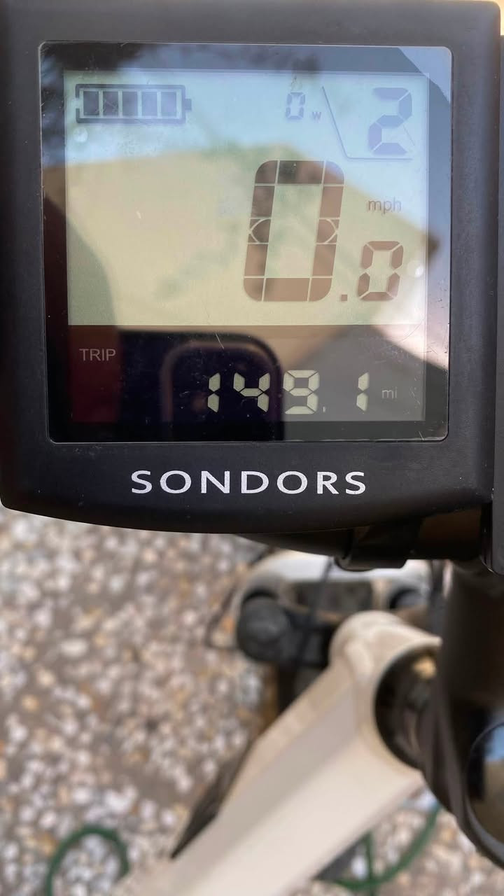 SONDORS Smart Step | أمريكي أصلي | شبه 
‎جديد

السعر: 450
📩 للتواصل ***********
مكاني بغداد حي الجهاد

📌 المواصفات الكاملة:
— سرعته 40 توصل
— ماطور Bafang خلفي 350W (اقصى شي 450W)
— بطارية 36V ليثيوم LG مدمجة بالفريم
— عگرب Shimano (7سرعات) 
— إطارات 27.5×3.0 عريضة
— دبل أمامي بي تحكم وقفل + بريكات ديسك Tektro
— شاشة LCD تعرض السرعة والبطارية
— يتحمل لغاية 136 كيلو وزن
📌 الحالة:
— 400 كيلو بس مشيت بي
— عليه خدوش بسيطة بالفريم اثر وقوع البايسكل
— شغال زين، بلا أي مشكلة
— الشاحن والكارتونة الأصليين موجودين
📌 المدى:
— ~15 كيلو اذا تمشي بس كهرباء
— ~30 كيلو كهرباء + بايدر

للمعلومة سعر الجديد: 650-750 ألف
