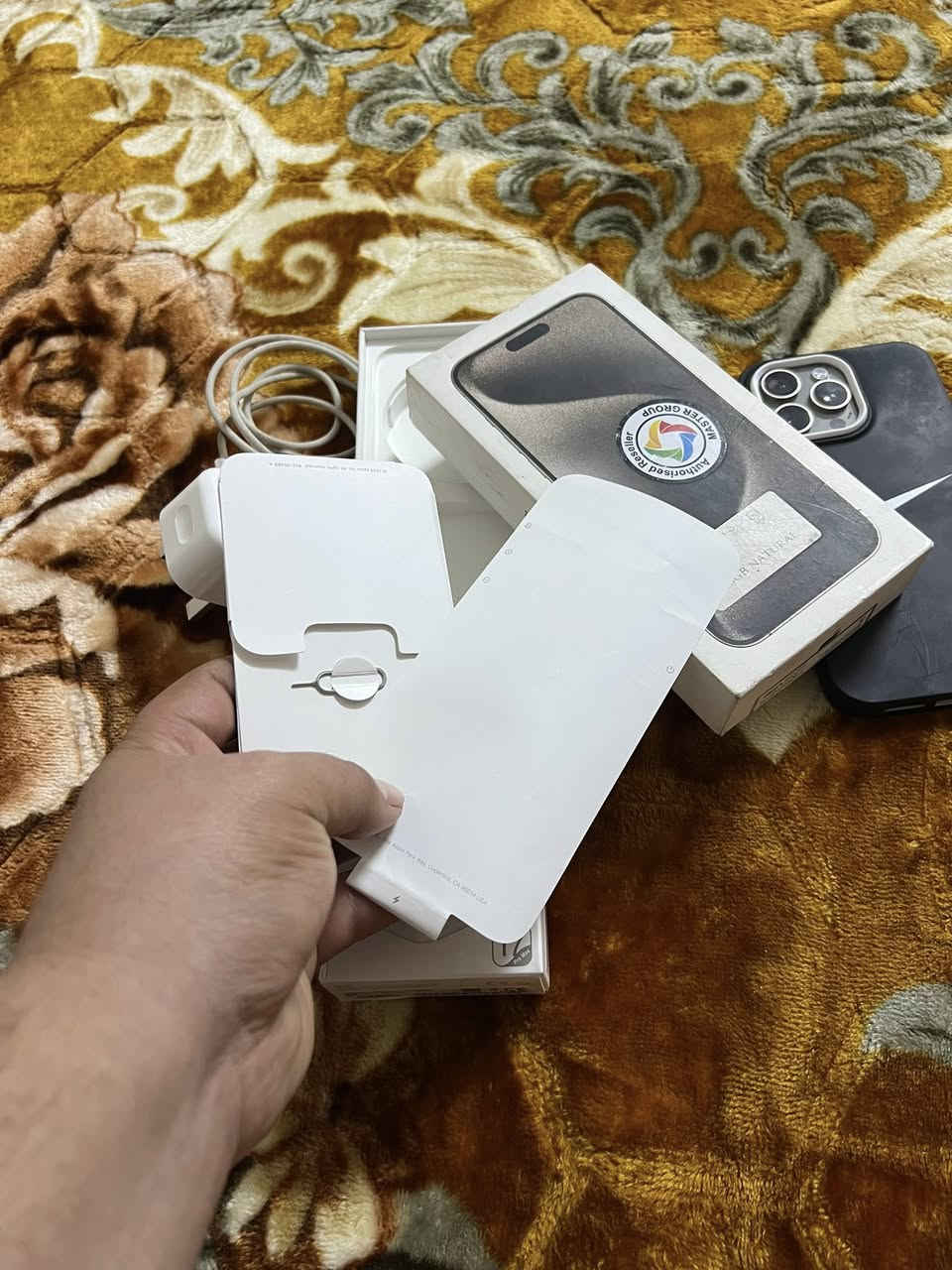 ايفون 15 برو ماكس تيتانيوم  وتر بروف مكفول (( جان مضموم استخدام كلش كلش قليل )) شرق اوسط ضمان ماستر للبيع او مراوس ب ايفون :- 
لون تيتانيوم 
وتر بروف 
بطاريه 95 مشحون 200 مرا فقط 
ذاكره 256 
شرق اوسط ضمان ماستر AA/A
كامل ملحقاته كارتونته وستيكرات الشاشه وابره السيمكرات والكيبل الاصلي الكتان 
الاضافات الي ويا 
كفر جلاتيني ضد الكسر 
فلاتر للسماعات 
راس شحن اصلي من ماستر ب 65 الف 
شاشه ضد الكسر مضلل 
الجهاز عله ايد وحده من الشركه الحد هسه مستخدم شي كلش كلش قليل ومبين هل شي من بطاريته والجهاز كفاله عامه من الزلغ والشخط والخدش مكفول من الفتح عندي فقط الضهر بي كم فطر حيل ناعمات ممبينات اصلاً وباقي الجهاز بلادي وتر بروف السعر 950 
العنوان بغداد الكرخ 
غير متواجد عل نت فقط واتساب ورصيد 
***********
