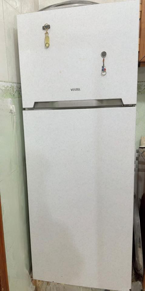 تخم قنفات ثلاجة ارتفاعها مترين
طباخ وغرفة نوم مع اسرة ام نفر عدد ٢ 
للبيع كلهن شلع 
مكان بغداد الكاظمية 
***********
