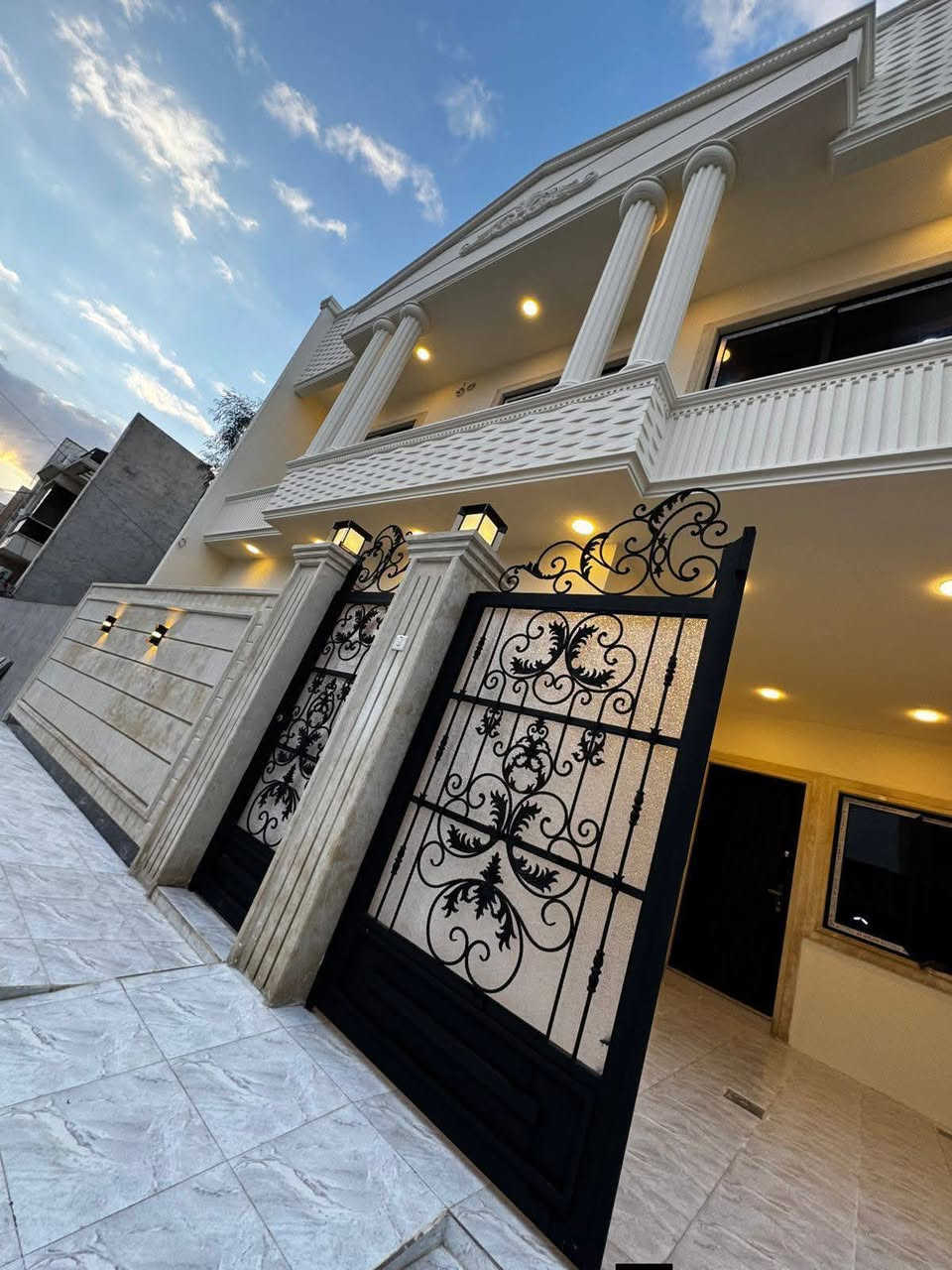 دار للبيع للبيع
الموقع / حي البكر  (موقع مميز )
مساحة / 150م واجهة 10م 
الاتجاه / شروق تام 
طابقين بناء حديث زيرو تسليم فوري 
ط1 غرفتين نوم وهول واستقبال ومطبخ وصحيات وكراج 
ط2 اربعة غرف نوم وهول وصحيات وسطح 
نظام تكتات وسبالت  وكامرات وانترنيت دفن 
للاستفسار عن السعر الاتصال 
*********** واتساب 
*********** واتساب 
مكتب قصر الفخامة للعقارات والمقاولات 
حي النور سايدين دانية ماركت بعد ملعب كلاسيكو مقابل الاستدارة
