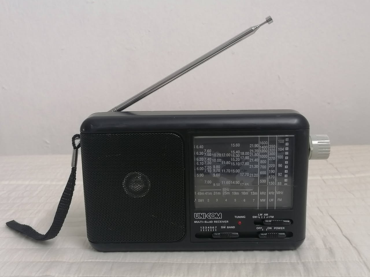 جهاز UN. COM يدعم نطاقات متعددة تشمل FM، MW (الموجة المتوسطة)، LW (الموجة الطويلة)، و7 نطاقات للموجات القصيرة (SW1-7) باتري عدد٢ قلم
المكان 
حاليآ في كربلاء قرب مستشفى الكفيل موجود
او بغداد البياع  ***********
