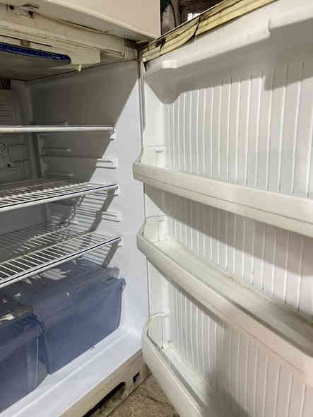 ثلاجة مستعمله للبيع 
ثلاجه كونكورد اكبر حجم ١٦ قدم شغاله نظام تبريد تجميد
للتواصل خاص او على الرقم ***********
السعر ٢٥٠ 
مكاني مقابل مدينة العاب السيدية
