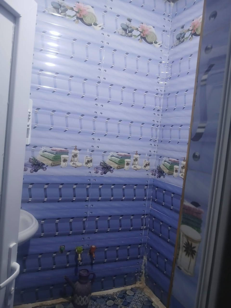 دار للبيع طابقين عكادة بناء جديد     سنة 2018 طابقين الطابق الأول غرفة وبرانية وصالة  ومطبخ وحمام وصحيات الطابق الثاني غرفتين وصالة وصحيات  المساحة 170م واجهة 8 ونص  ونزال 20 اتصال  حي الوحدة خلف شارع الزهور اتصال ***********
