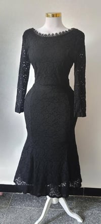 فستان اسود مبطن الردن غير مبطنه تول خامه ثقيله طويل سعره ٣٠ يلبس ٣٨-٤٠...