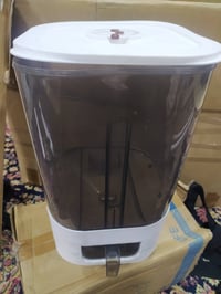 سلام عليك حافضه للمواد الغذائيه  طلعتلي ب امزون السعر 15الف  077836866...