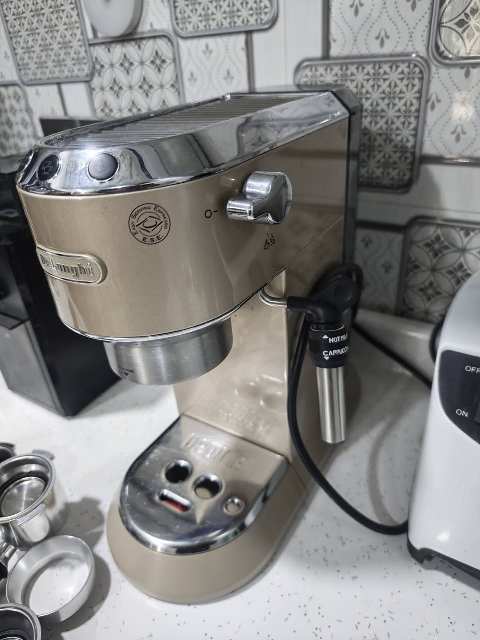 Dedica EC785 (Metallics)
تامبر سبرنك بومبر 
موزع بومبر 

بورتفلتر مكشوف 
بورتفلتر مضغوط 

طاحونه ديلونكي معدله ع طحنة الباسكت المكشوف


**إذا كنت صاحب هذا الإعلان وتريد حذفه لأي سبب، رجاءا أرسل رسالة إلى الدعم الفني**