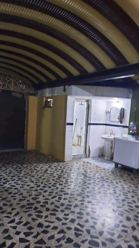 ⭕️تسلسل: 1047
🏚دار للبيع 🏚 دار للبيع 🌹على بركة الله🌹

🔹العنوان: الفلوجة حي الشهداء الاولى المنطقة الواقعة خلف متوسطة القدس
📍نوع الملك : طابو صرف سند
📍 شارع: ١٠ م
📍المساحة بالسند  = ٣٣٧.٥ م٢
📍المساحة واقع الحال تقريباً : ٣٥٠ م٢
🔹الوجه  =١٧ م ونزال= ٢٠.٥ م
🔹بناء طابوق الثمانينيات ومرمم حديثاً

🟡الدار مشيد من طابقين ويحتوي الطابق الاول على 
غرفتين نوم وصالة ومطبخ حار+بارد وهول واستقبال وصحيات داخلية وخارجية وگراج سيارة عدد٢ وحديقة 
🔴مشيدات الطابق الثاني 
ثلاث غرف نوم وصالة ومخزن

✅سعر البيع للعقار: ٣٥٠ مليون دينار قابل للتفاوض 

🟢مكتب دجلة الهندسي للعقارات حي الجولان قرب صناعة الجولان للسيارات مجاور سوبر ماركت الهلال
للاستفسار  الاتصال
‏‭٠٧٥٠ ٦١٤ ٦١٩٠‬
‏‭+٩٦٤ ٧٨٢ ٩١٧ ٤٧٠٨‬
