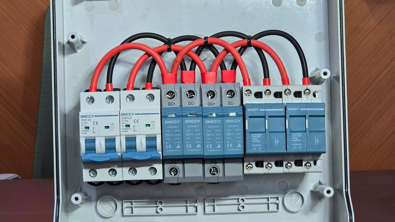 تجهيز كومباينر بوكس onccy
خطين AC دخول و خروج 
خطين الواح DC 
***********
***********
***********
