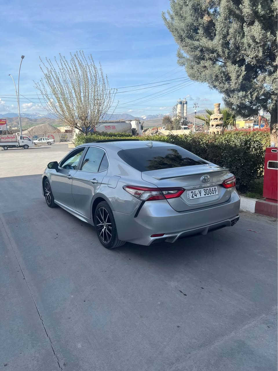 كامري 2023 رنك سلفر  موصفات SE بلاص فول موصفات 1/1 سلايت بصمه و 3 قتعه و بجك تكمه سبخ داخلي بجك يا كرتي شاصي نفري كير و مكينه شرت رقم و سنوي جديد سعر 175$ مجال 
واتساب *********** زاخو, دهوك
