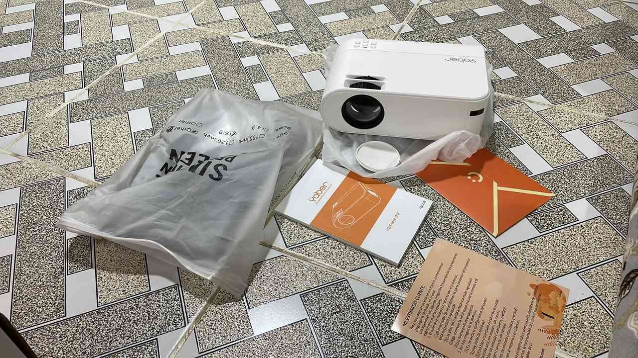 Yaber V2 MINI
📽️ Yaber V2 MINI | السينما المحمولة في جيبك 🎬✨

🔥السعر 50 الف🔥

أبرز المواصفات والمميزات:

• الدقة والسطوع: دقة 720p HD أصلية مع سطوع جيد جداً وحجم عرض يصل لـ 200 بوصة.

• عمر العدسة: عمر افتراضي طويل جداً يصل إلى 100,000 ساعة تشغيل.

• تقنية التصحيح: تصحيح يدوي بسيط للانحراف مع ميزة التركيز اليدوي الدقيق.

• الاتصال اللاسلكي: يدعم WiFi و Bluetooth مع ميزة ربط الموبايل لاسلكياً.

• المنافذ: (HDMI، USB، AV، ومخرج صوت) رغم حجمه الصغير جداً.

• النظام: لا يحتوي أندرويد مدمج (يعمل بامتياز مع الموبايل أو TV Stick).

• الصوت: سماعات مدمجة مع نظام تقليل ضوضاء المروحة لتجربة هادئة.

• للتعليم والتدريس: خيار مثالي للمعلمين المتنقلين لخفة وزنه وسهولة عرضه للملازم والمواد التعليمية البسيطة.


**إذا كنت صاحب هذا الإعلان وتريد حذفه لأي سبب، رجاءا أرسل رسالة إلى الدعم الفني**