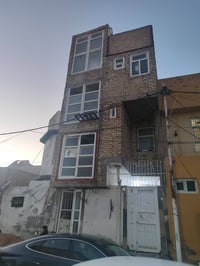 ١٠٠م • ٣ طوابق • مؤجرة