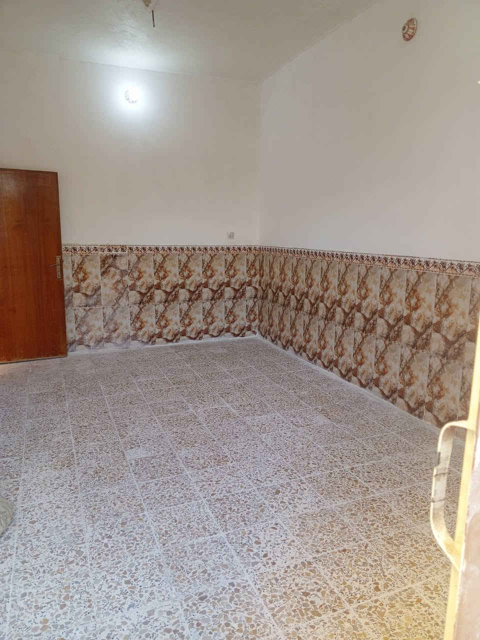 بيت 100 متر للاجار منطقة ال59 على ساحه البيت نضيف كونكريت كاشي سقوف ثانوي ترميم جديد ستوه طلع من عنده البنه  يحتوي على غرفه وصاله وستقبال ومطبخ وحمام خارجي وحمام داخلي
من صاحب البيت مباشر 
 ***********
