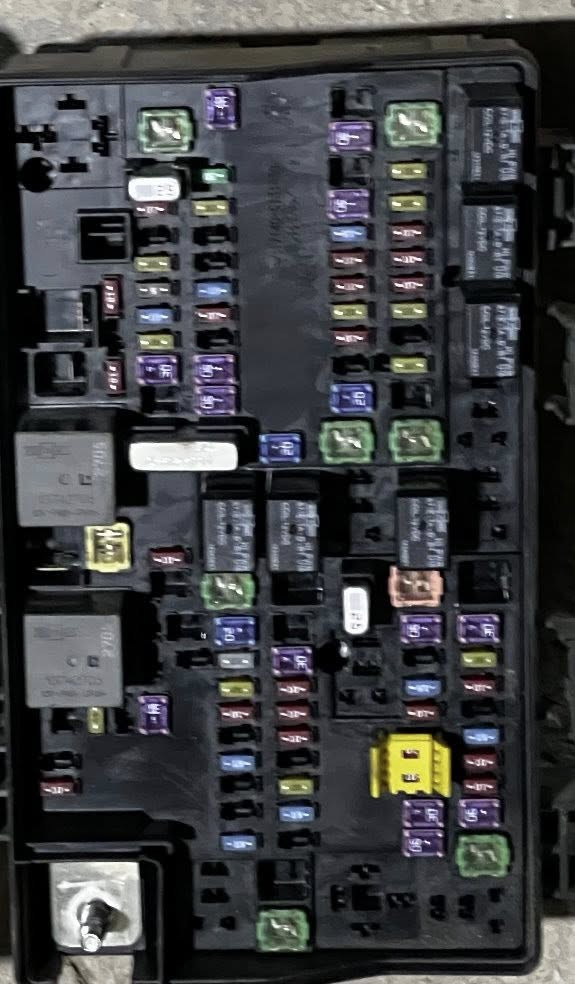 قاعدة فيوزات جيب + دورنكو من 2014 لحد 20 اصليه مال تفصيخ كامله هيه والكتفات والفيوزات السعر 200 الف ***********
