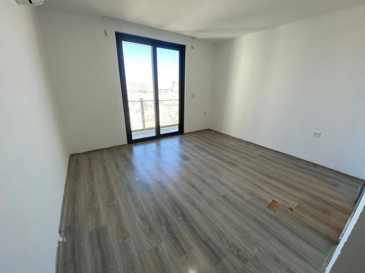 شقه للايجار للبيع منطقه ذهبيه اربيل 
مجمع لايف تاور 
غرفتين وصاله فارغه ٢+١
مساحه 173 م
الاستفسار على الواتساب 
***********
