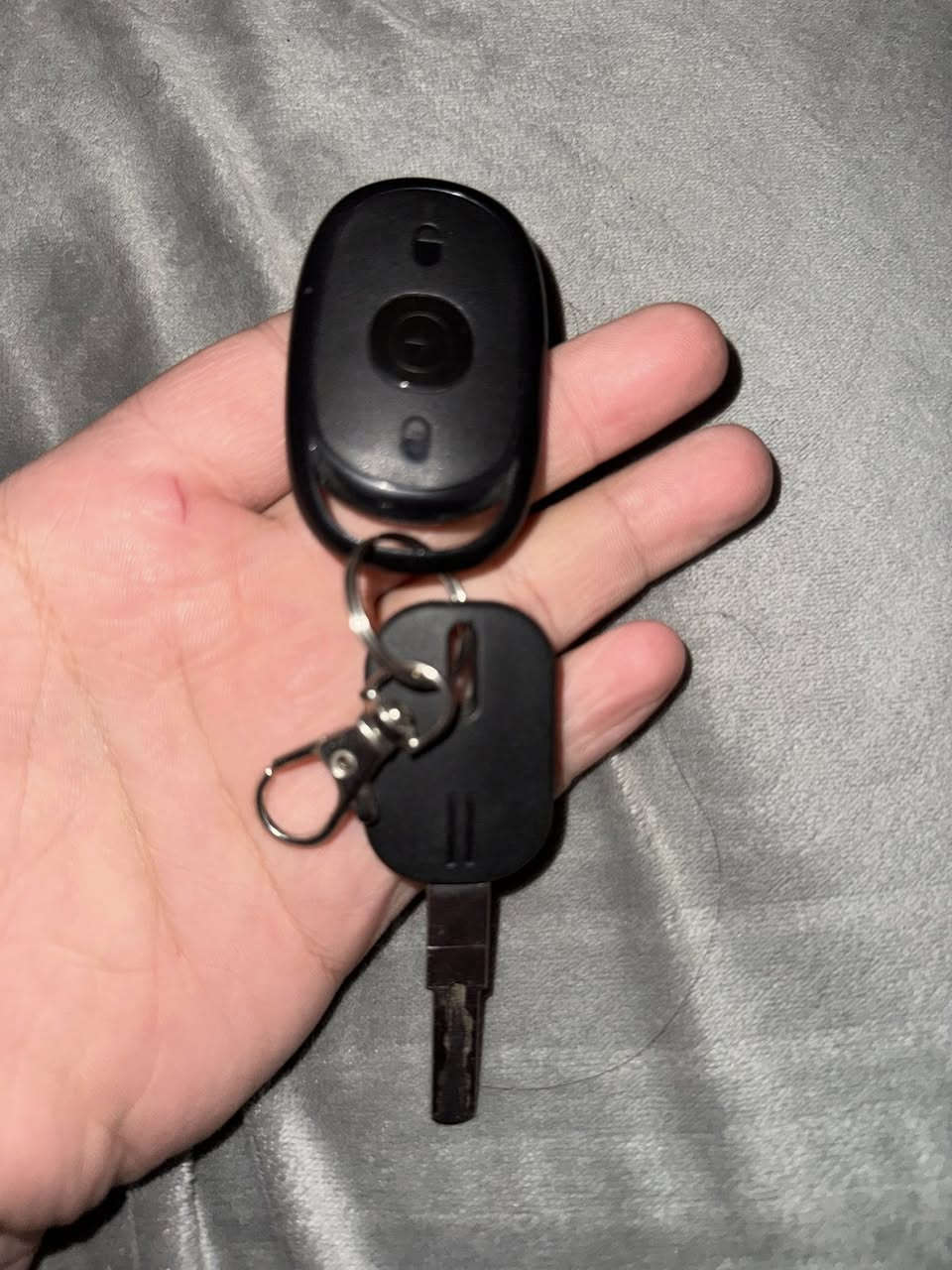 سلام عليكم دراجه شحن للبيع سعر 400 وبيه مجال مكاني بغداد جديده رقم وتساب رصيد شغال ***********
