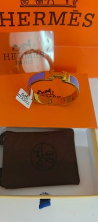 سوار ماركه هرمس سوبر ماستر اعلئ فئه مع علبه وكارت وعلاكه وكيس قماش علي...