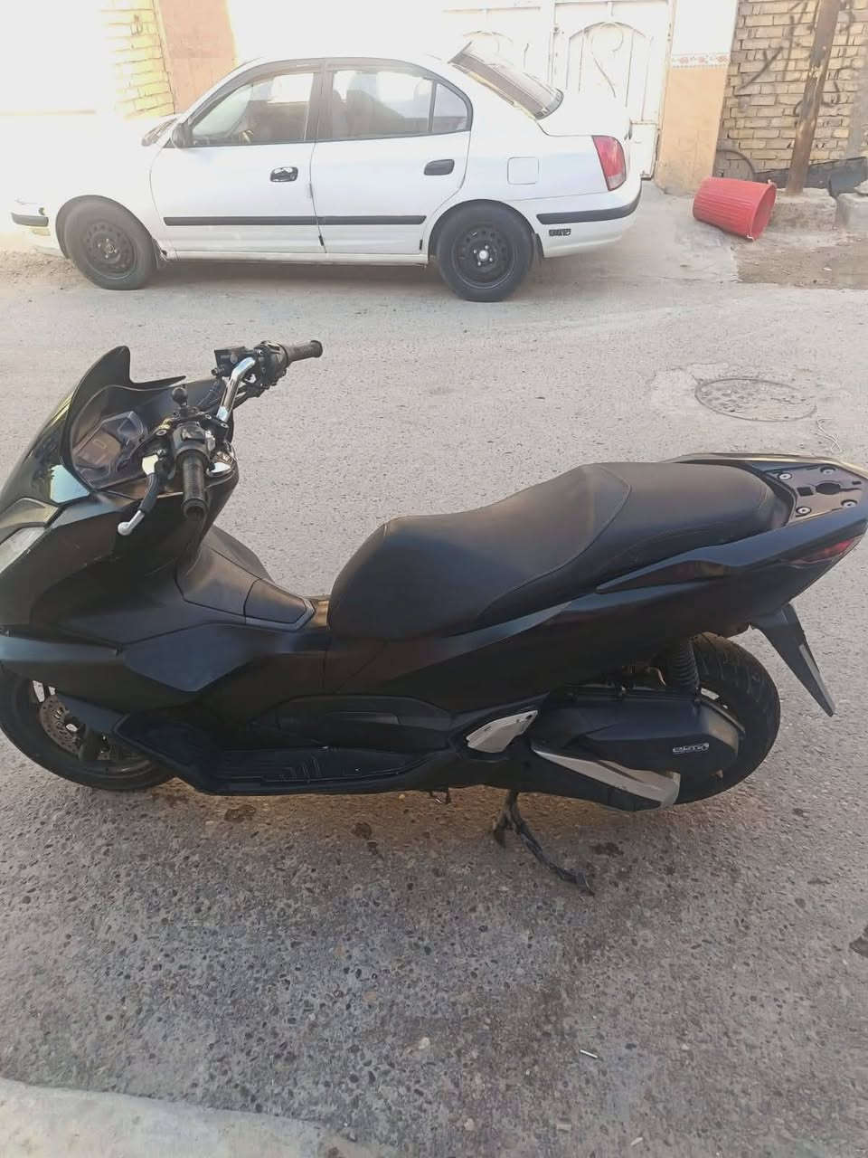سلام عليكم Honda PCX 160 موديل 2023
ماشيه قليل مواصفات حديثه 
تبريد مائي.
حقن إلكتروني PGM-FI.
ناقل حركة أوتوماتيك CVT.
خزان وقود 8.1 لتر
إضاءة LED كاملة
شاشة رقمية
استهلاك وقود ممتاز يقارب 40–45 كم/لتر حسب القيادة.
متوفر خاص او اتصال 
***********
