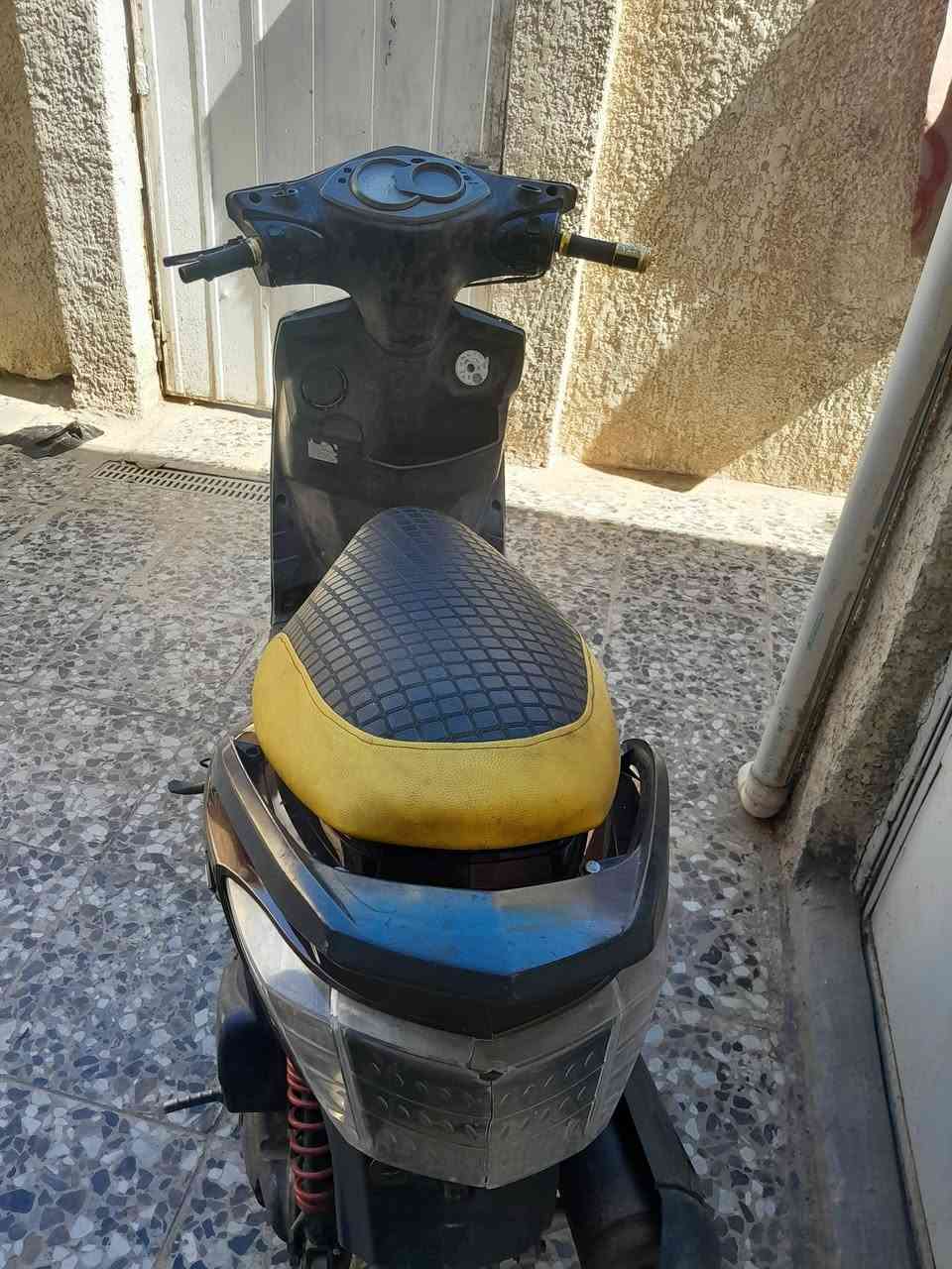 سلام عليكم دراجة سكنز فحل كابريتر شغالة كوم حديد كوم حديد ٣٠٠ الف بغداد الحسينية ***********
