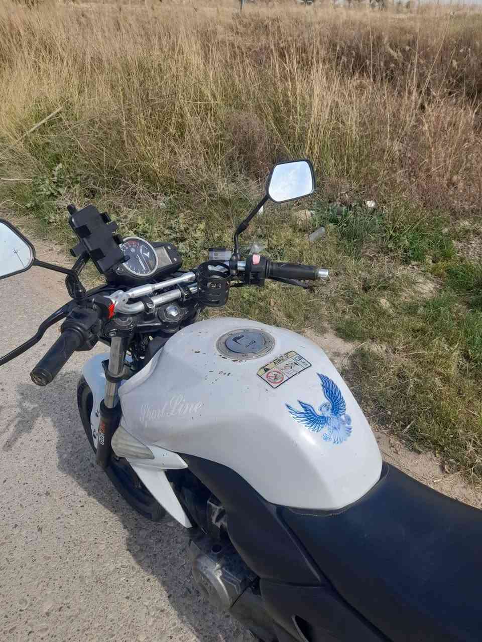 للبيع دراجة SYM موديل 2021 بطحة، محرك 150cc.
لونها أبيض، شكل رياضي وصالنصة رياضي.
اوراق كاملة. 
المحرك نظيف ما مفتوح بلاد والدراجة كلها بلادي.
كهربائياتها كلها شغالة والدراجة ما بيها أي مشكلة، فقط الدبل تعبان.
الدراجة بحالة ممتازة واقتصادية بالبانزين.
السعر: 750 الف
تواصل على الخاص.
واتساب:***********
