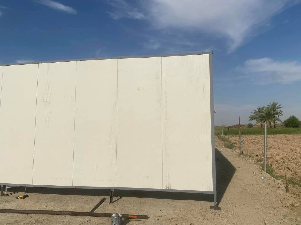 سلام عليكم اني شاب من بغداد شتغل حداد متنقل وجوال وين مجان اجي ابواب شبابيج كرفانات  فريمات اعلانات ***********
