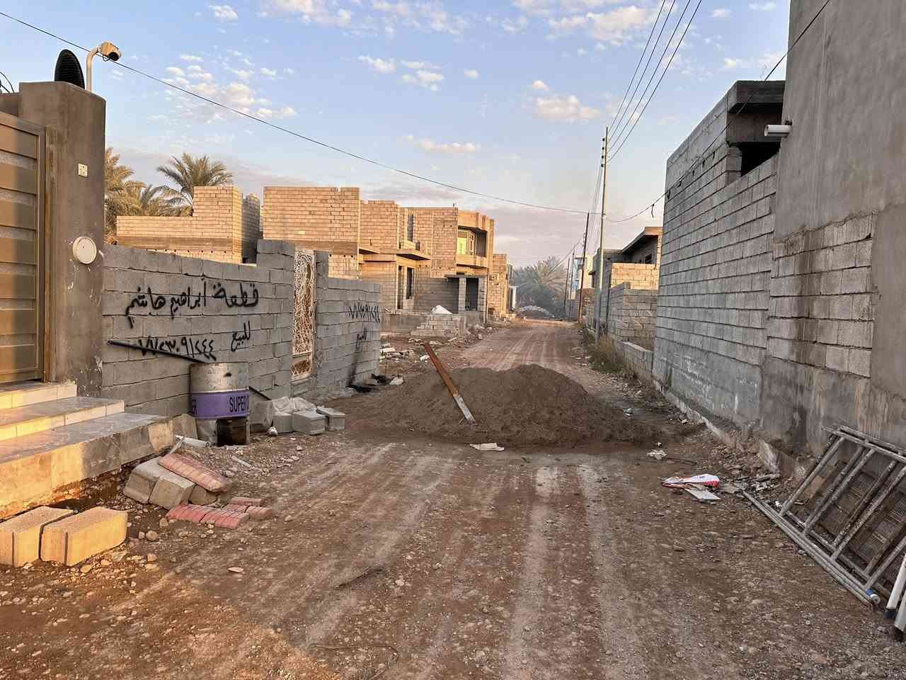 قطعة ارض للبيعمساحة ٢٠٠متر قريب على مستشفى االجديدة  قريب ع السبتية  مخدومة ماء وكهرباء ومجاري دفن ***********
