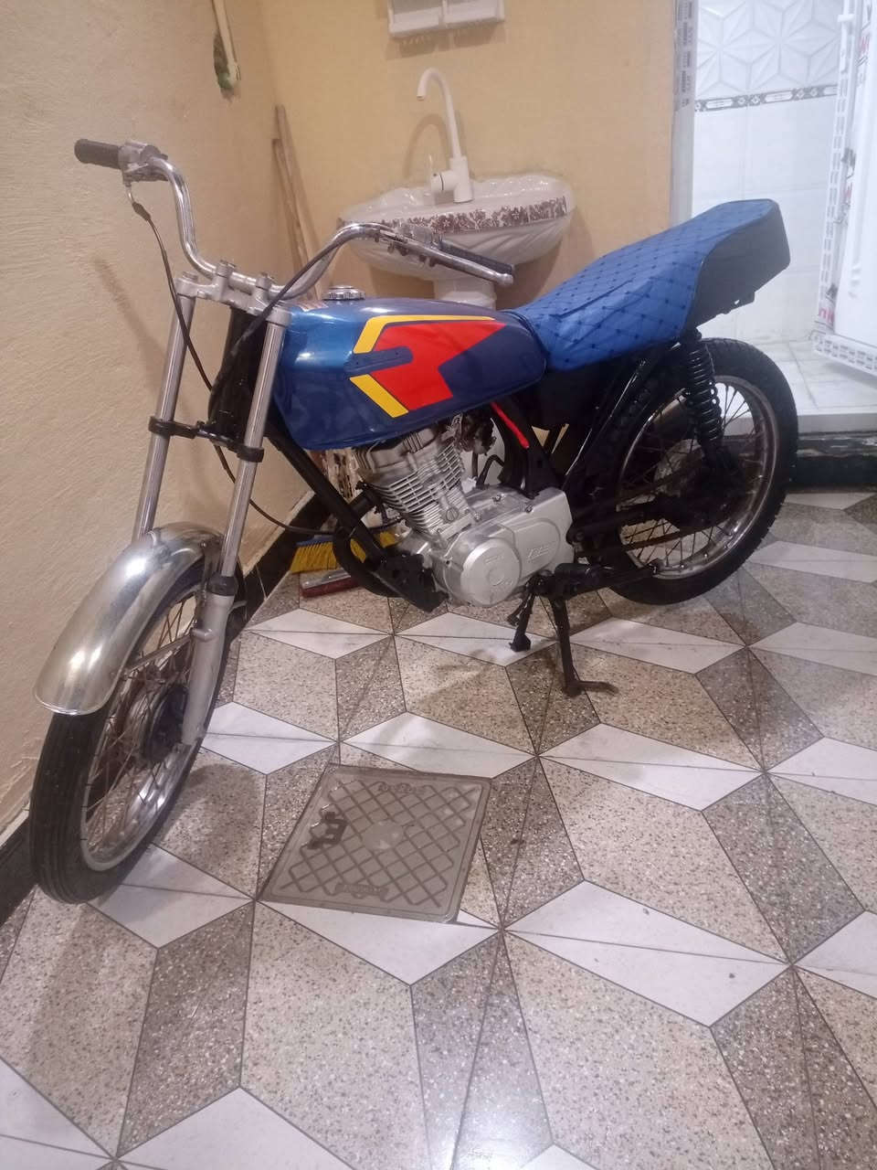 سلام عليكم دراجه كلك كلك للبيع نضيفه كلش مكينه تشك الكاع ما مفتوحه شرط 350 قفل مكاني حمدان  ***********
