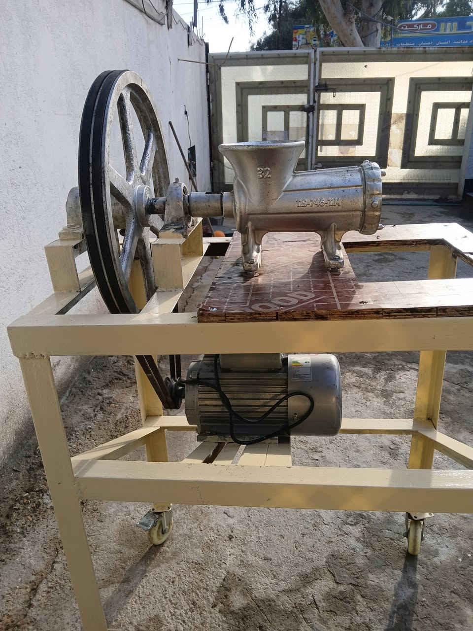 السلام عليكم للبيع شواية دجاج تركية ٥ شياش اخت الجديد السعر ٤٥٠ الف
ماكنة ثرم فلافل حجم 32 ماطور 2 حصان جديد مشتغل مرة وحدة السعر 300 الف وثنينهن بيهن مجال شوية . الدورة البوعيثة .***********
