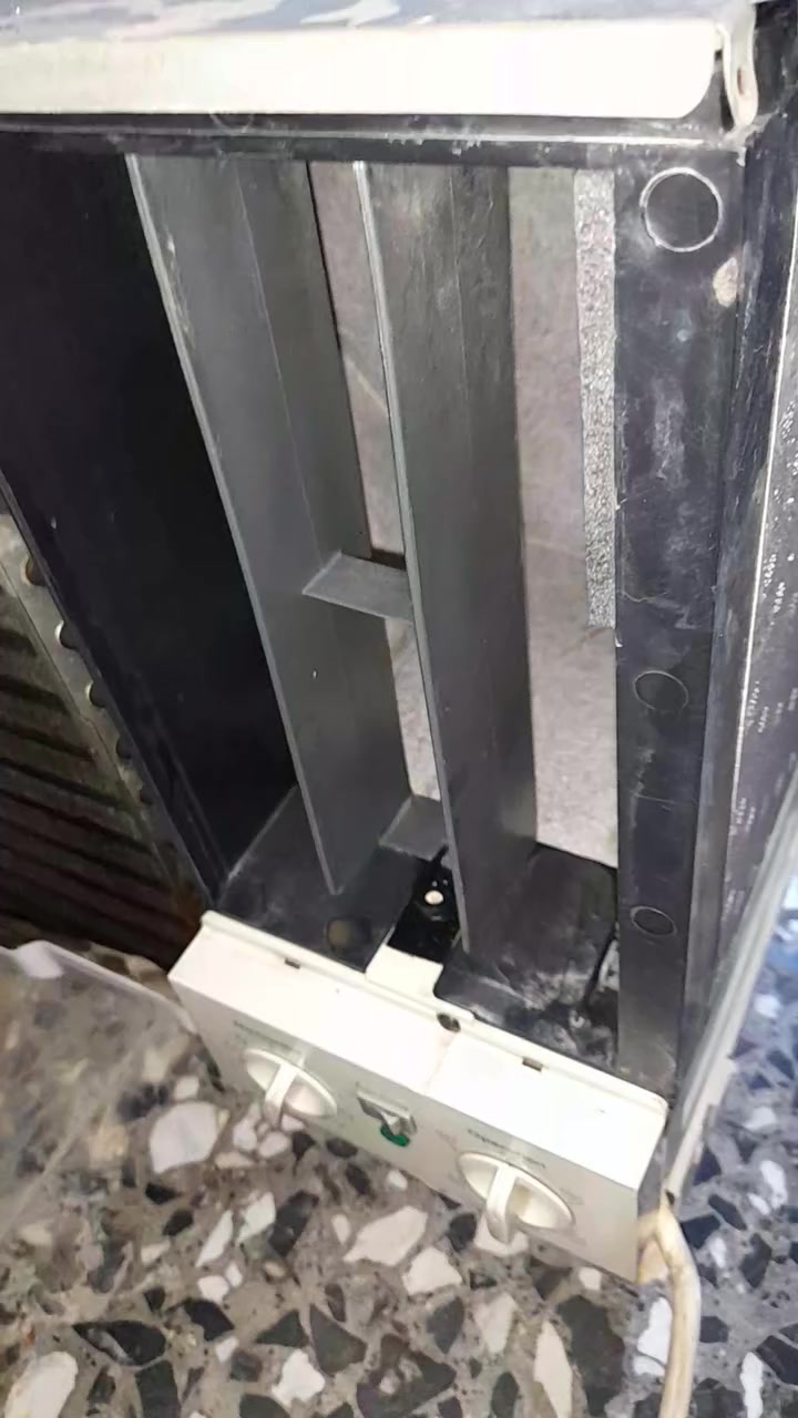 مكيف ال جي حجم ٢طن  كلش نضيف اخذتة اول العام والله شاهد لا داخل تصليح ولا ملعوب بيه وتبريدة ثلج ماشالله واليوم نزلتة غسلتة لان جان تراب وعفتة حتة اليجي يشوفة ويفحصة واي استفسار هذا رقمي *********** ومكاني شارع فلسطين وشكرا
