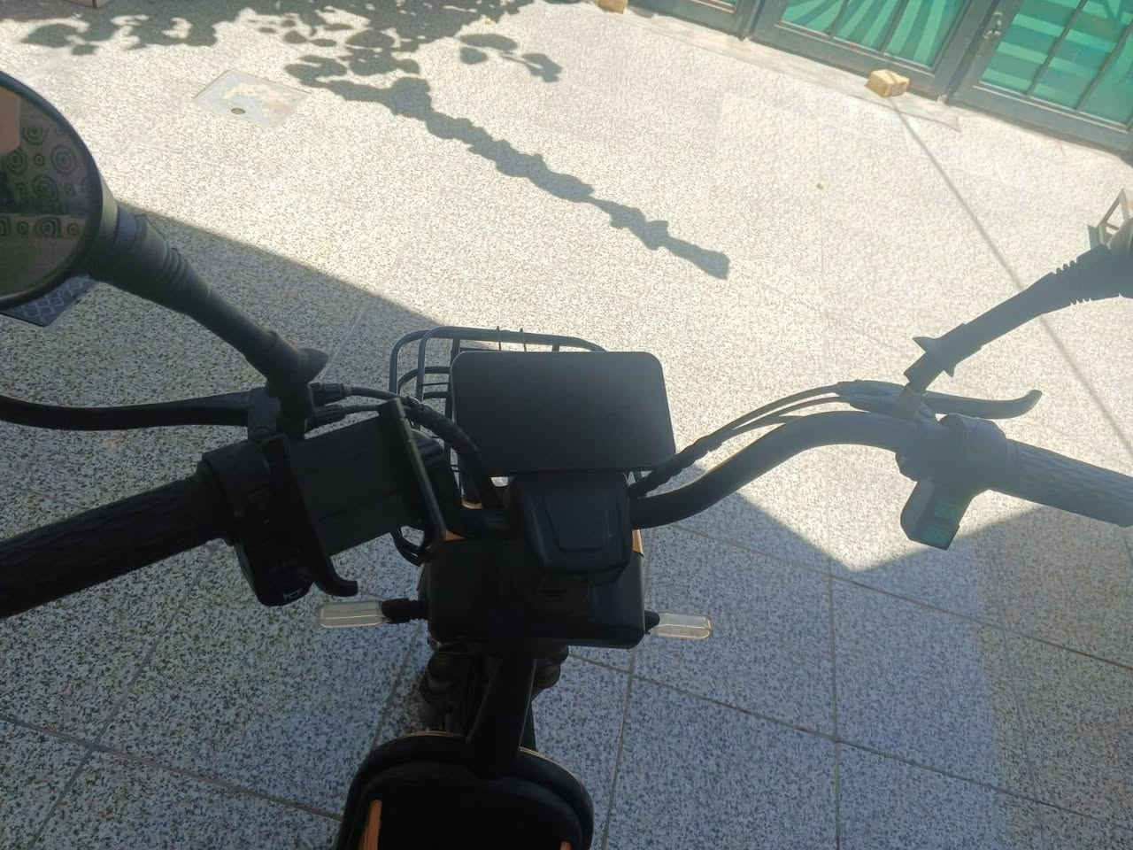 السلام عليكم دراجه شحن للبيع من قضاء مدينه البصره الدراجه نظيفه جدا وما بيها اي شيء ملف شاشه عقل كلها تمام بس بيها البطاريات عطلانات يعني تحتاج بطاريات فقط والدواسه رجل اليسرى مكسوره لان ضعيفه لايلون الدراجه كفراتها تلمع وتجي وياها الشاحنه كلشي ما بيها مكاني قضاء المدينه السعر  سعر خاص مجال قليل . الرقم واتس ***********
