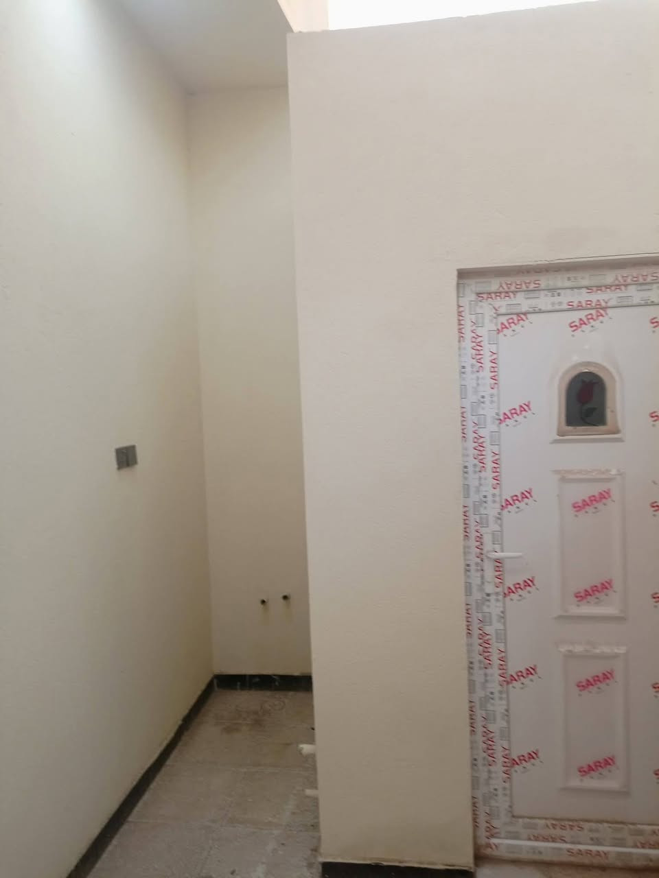 بيت للبيع 100 متر امامي ثالث بيت عن الركن عن شارع 20 الرئيسي قرب المدارس الصينيه الابتدائيه والمتوسطه بيت يبعد عن المدارس 20 متر بناء طابوك كونكريت مسلح بناء جديد غرفه وصاله وديوانيه ومنور وصحيات واستقبال البيت كامل جاهز للسكن طابو صرف ثاني يوم المداور العنوان الكامل تضحيه نهايه الشارع العياده حي الكرامه كافه الخدمات موجوده وسكن موجود السعر 97رقم الهاتف ***********
