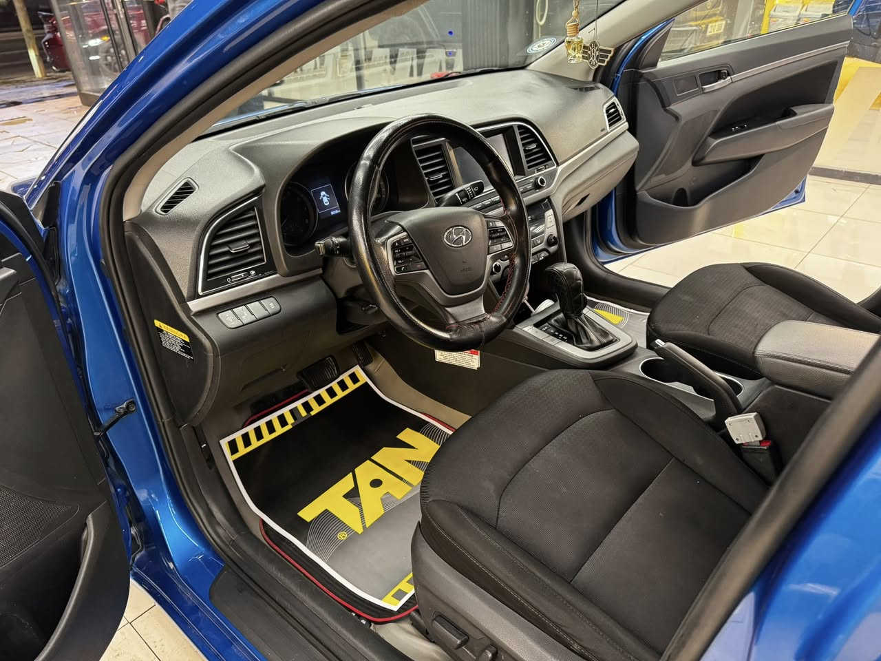 السلام عليكم 
هونداي  النترا  فئة Sportموديل 2017 
وارد امريكي  مكينة 2000 دوش
السيارة ماشيه 88000ميل
حادثها جاملغ الايمن الامامي وبنيد تبديل فقط اصلي نفس لون ليبل واحد 
 رقم بغداد بإسمي  شرط التحويل ( بيع فقط)
السيارة جاهزة مابيها اي نقص تخم تايرات وبطارية وصدر
جديد ترايها لاي مكان بالك 

المواصفات :
السيارة فول 
مفتاح ذكي (بصمة)
فتحة سقف 
شاشة دشبول
تحكم ستيرن جهتين
كامرة دوارة
تدفئة بالكشنات 
كشن السايق كهرباء 
شاشة كار بلي (carplay)
كروز سرعة 
الكير 3 انظمة ( Eco,sport,normal )
نظام رادرات  
6 كير
ويل كب 16 
للاستفسار عن السعر على رقم 
***********
