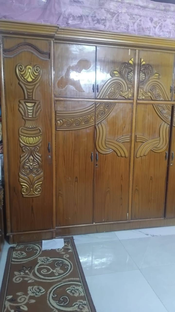 غرفه اخشاب صاج البيع سعره ٣٠٠ وبيه مجال عنوانه جكوك  رقم صاحب الغرفه ***********
