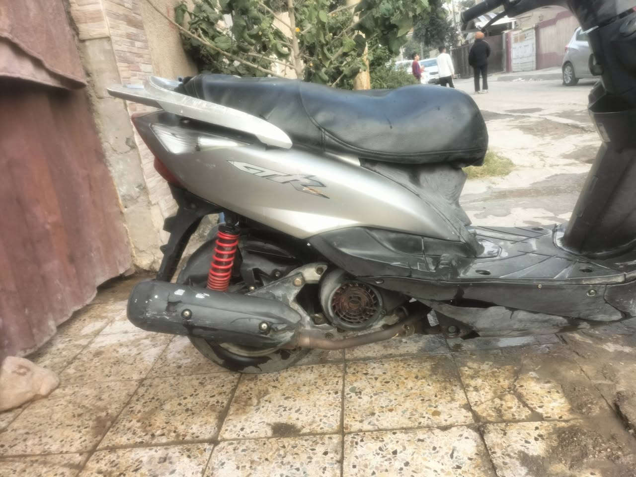 السلام عليكم دراجة ثعلب للبيع دراجة حلوة ونضيف شغالة نكرة سلف وهندر كهربايات كلهة شغالة دبلات شغلة تايرات جدد دراجة شلعة ومعدل 
مكاني الغزالية سعر 350اوبيهة مجال رقم ***********
