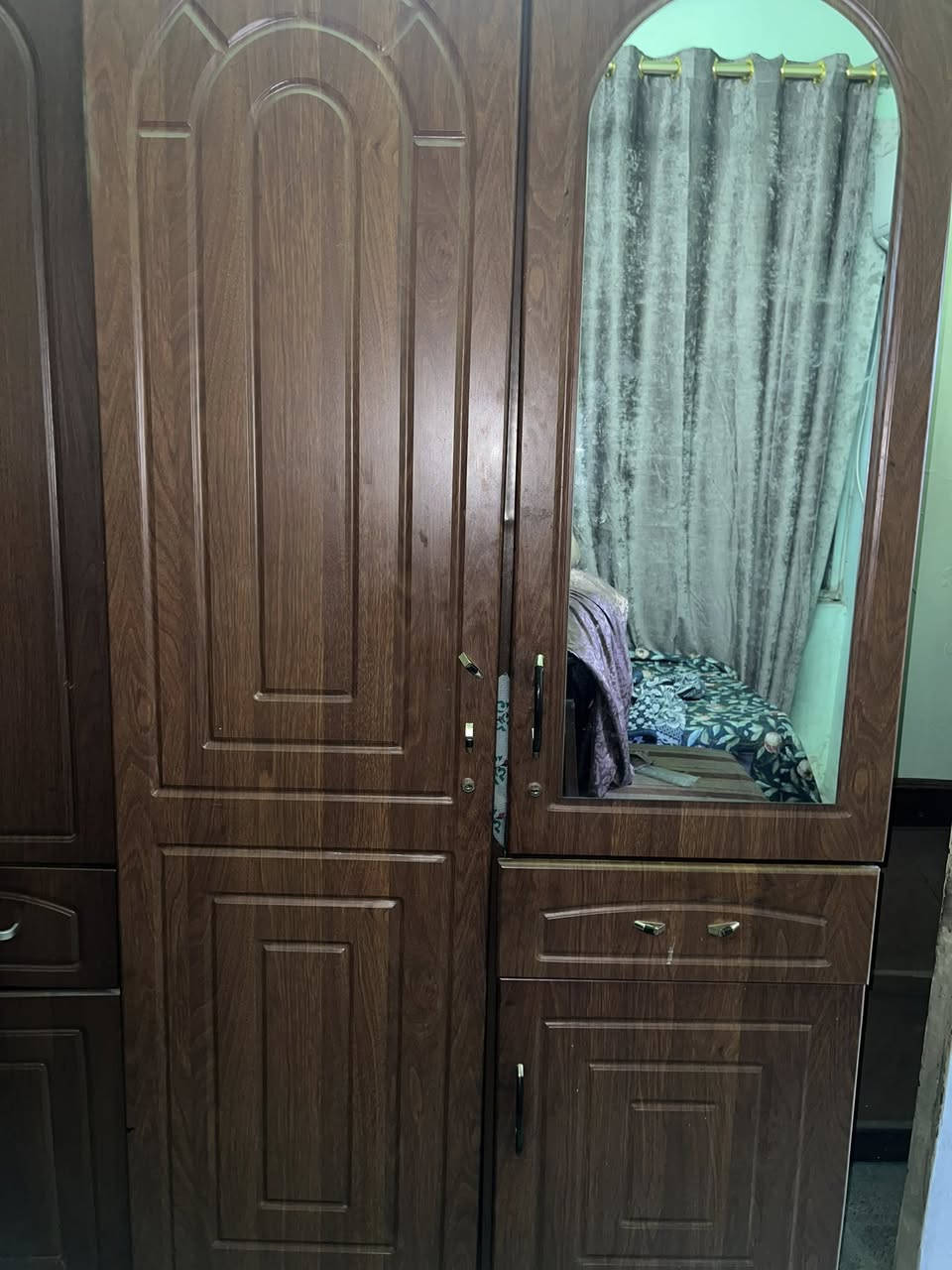غراض كلش نضيفه للبيع كل من وسعره العنوان المنصور رقم ***********
