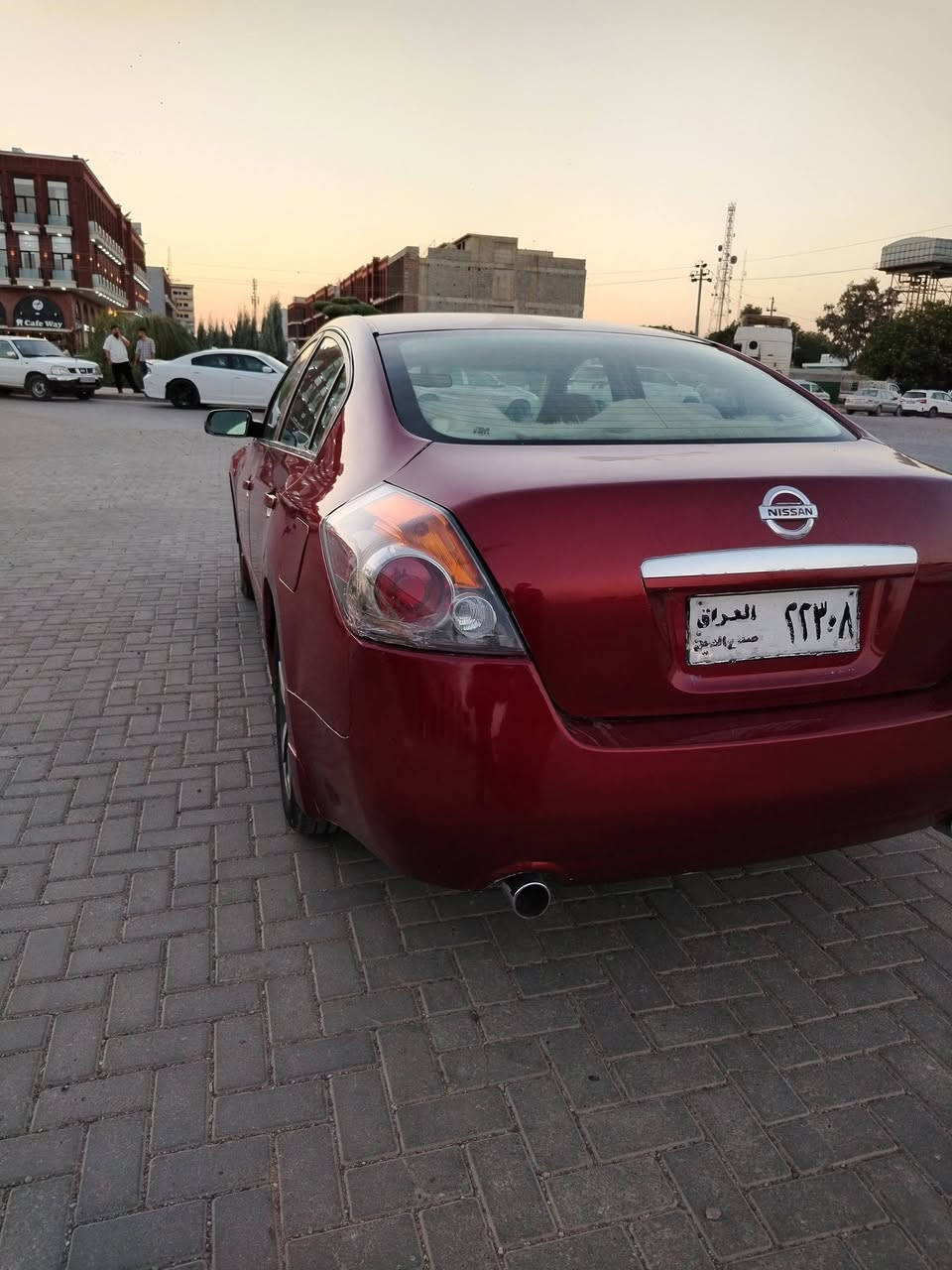 سەرتا بەناوی خوا
ئەڵتیما 2008
سەنەوی عەسلی خواری هەیە بەشەرتی حەسیبەو ئەولیات و هەمو شەتیک 
گێڕ و مەکینەی بەشەرت 
گێڕی ئۆتماتیک و عادیە 
مەکینەی جوار پستمی ئیقتسادیە 
عام بۆیاخە لەسەر ساغی 
دەعم و لیدرا و موس و بەراوە بەشەرت 
شاشەی گەورەیە 
تەحکماتی سەر سوکانی هەیە 
سیارەکە بەسمەیە 
بەسمەی دەرگایە قوفل مەرکەزیە   
ئەیبی ئیسە 
کارەبای بەشەرت 
تەقەو رەقەی بەشەرت 
چوار تایەی لوک لوکی بۆ بەسراوە 
جوار ویلەکەی تازەیە 
کۆشن هیتەرە 
تەبریتی سارد و گەرمی بەشەڕت 
بە سعری سیارەیەکی علوجە و موس و بەڕاوەیە 
52گڵاو مەعامەلەیە برایانەی تیایە 
بۆ زانیاری زیاتر 
ژ.م ***********
سیارەکە ماڵی دۆستە  زۆر توند و تۆڵە و بێ کێشەیە
