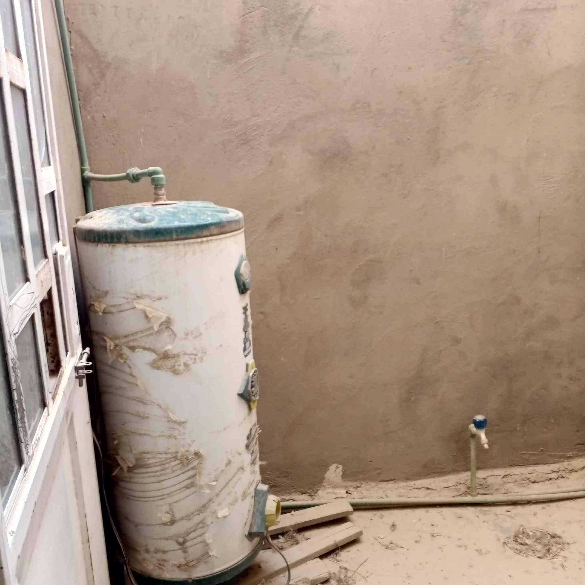 سلام عليكم بيت للبيع مساحه 100مترالبراكيه في شارع المطار القديم للفرع المقابيل حلاقه  مركز ابو هلال بي غرفه وصاله ومطبخ وصحيات واستقبال على النص ما كامل الاستفسار اكثر الاتصال على الرقم ***********السعر24بي مجال نقدي ويرهم إقصاد
