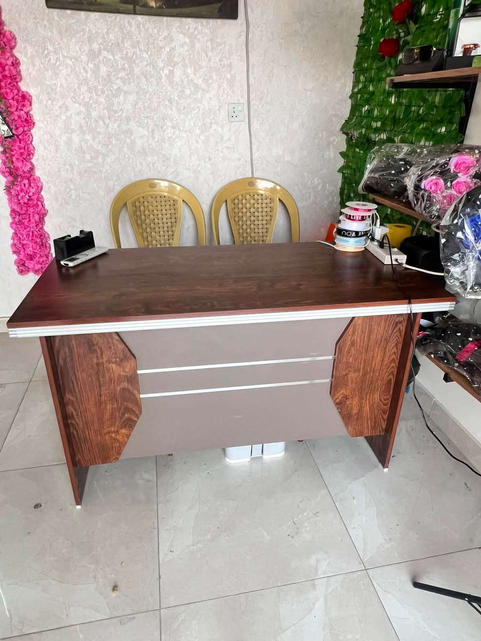 ميز للبيع العرض 120 النزال 60
السعر 125 
العنوان بغداد حي الجامعة 
*********** 
بي وتساب او اكو خاص
