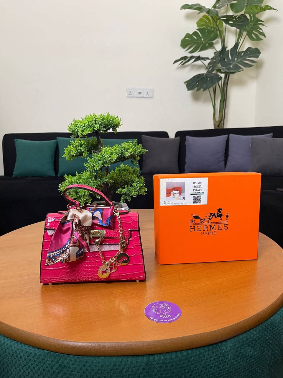 🎁 فخامة هيرميس.. كاملة الملحقات 🎁
الجميلة (Hermès Mini) وصلت بألوان تخطف القلب! مو بس شنطة، تجيج مع العلبة الخاصة بها والوشاح والملحقات كاملة ✨👜
🧣 التفاصيل: جلد نقشة التمساح، وشاح حريري، وسلسلة ذهبية أنيقة.
📦 الملحقات: تأتي داخل العلبة (مثالية جداً للهدايا 🎁).
💰 السعر: 35ألف دينار فقط
🚚 التوصيل: 5 آلاف لكافة المحافظات
القطع محدودة جداً.. سارعي بالحجز 🏃‍♀️💨
للحجز أرسلي: (صورة اللون + العنوان + الهاتف) 📥✅
#كوزمتك #مكياج #هيرميس#الشعب#الصيني#مالا#حل#


**إذا كنت صاحب هذا الإعلان وتريد حذفه لأي سبب، رجاءا أرسل رسالة إلى الدعم الفني**