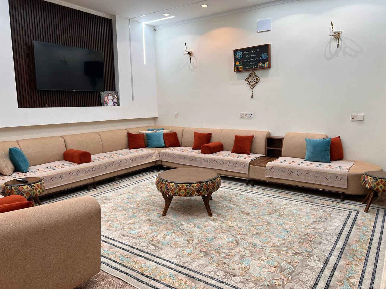 ديوان للبيع تقريبا ١١متر صار سنتين من مسوي تسكام استعمال نضيف لونه كله بيجي وهذا الملون كفر حمايه
السعر قفل ٨٠٠ الف
***********
