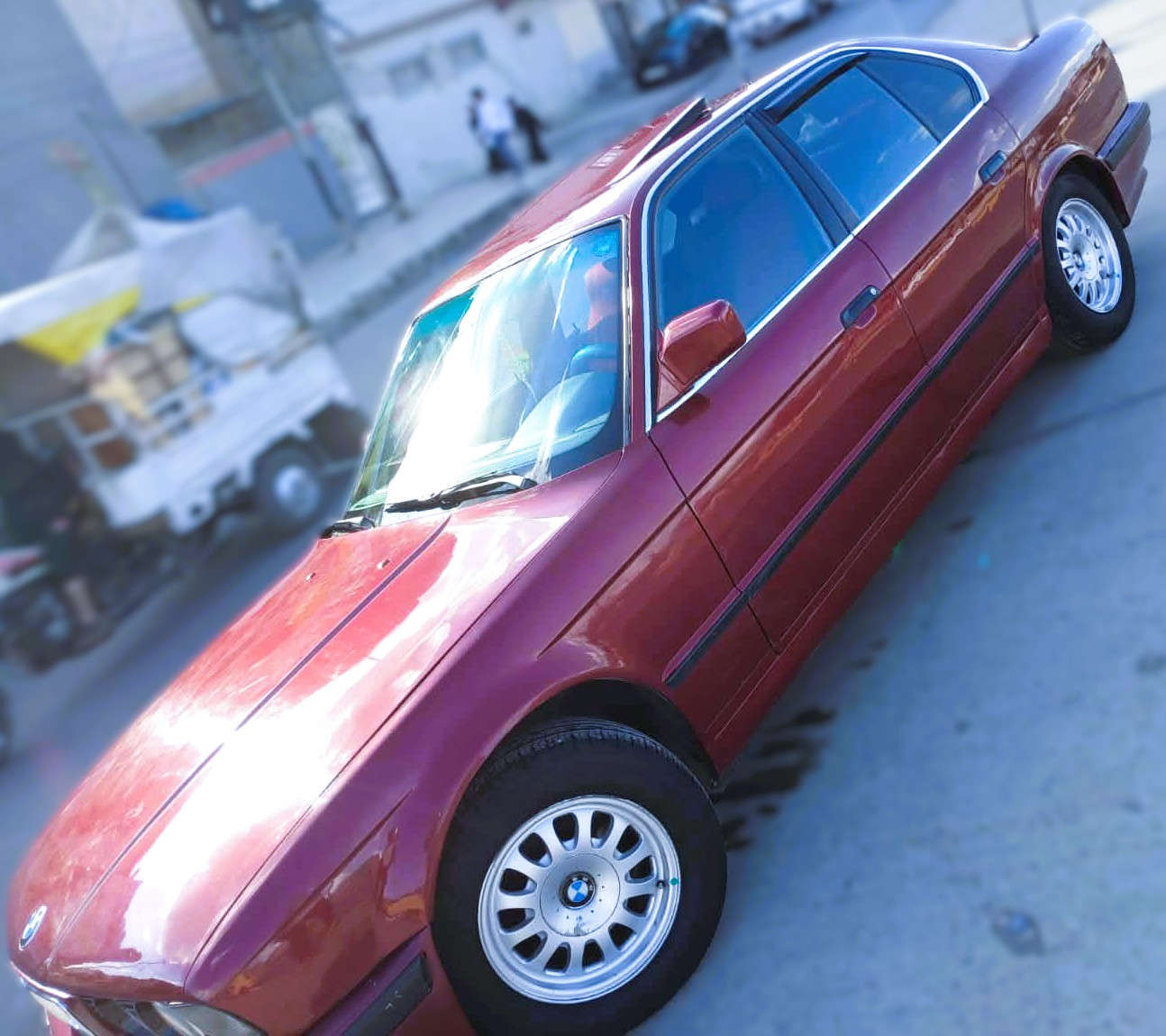 السلام عليكم ... سيارة ( 525 ) BMW ... موديل ( 1991 ) رقم دهوك دولي ( مسطرة ) ... هزة وسنوية جديدة ... مصبوغة جمالية ( كير عادي ) مابيها معجون بس شبر يم قبق البانزين ( شرط التحويل ) ... سيارة جاهزة ونظيفة ( طخمها جديد .. باتري و تايرات جدد ) ... سعرها 55 ورقة ... الأتصال على رقم *********** ... خابرني وتدلل الخط مفتوح دائما .
