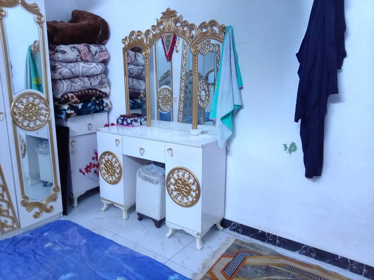 غرفه لبيع تركي مع دوشك مكن بغداد بوب الشام السعر ٧٠٠ وبيه مجال ***********
