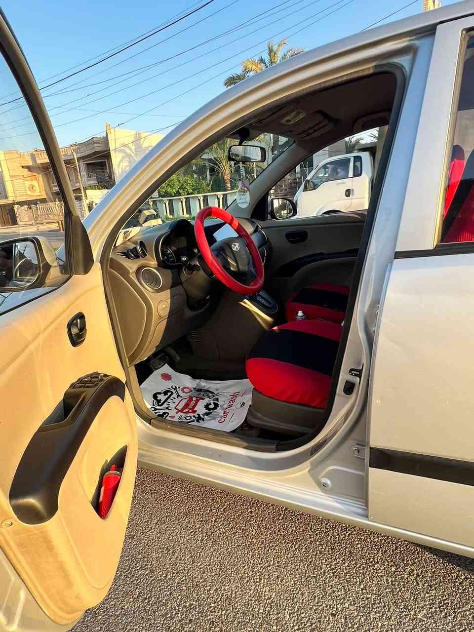 السلام عليكم i10
موديل 2015/ماشيه67
السياره نضيفه بمعنى الكلمه ومثل مموضحه بالصور 

السياره مكفوله بدون صبغ من الدعاميه للدعاميه لكن تعديل بسيط 

شاشه اصليه اندرويد
كاميرا خلفيه  
سماعات JBL 
غرفتها جداً نضيفه ودوشمه جديده 

السعر78 وبيها مجال بسيط
الموقع السيدية
***********
