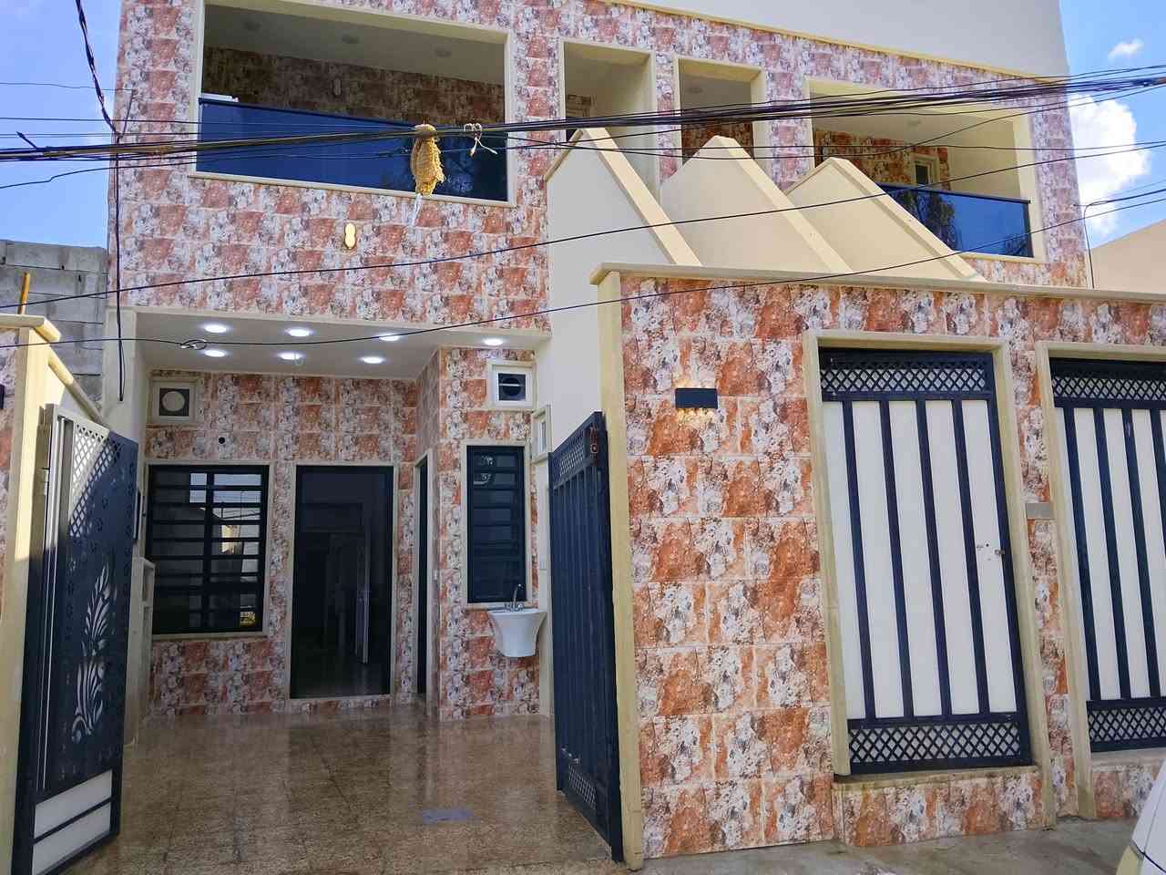 سلام عليكم دار للاستتمار للبيع مساحة 100 متر طابقين  مفصول الأول عن تاني وارد شهري مالو مالو 800 ألف موقع دار حي وحده مقابيل كليه حدباء الدار بناء حديد 2025 لاستفسار اكتر هدا رقمي ***********
