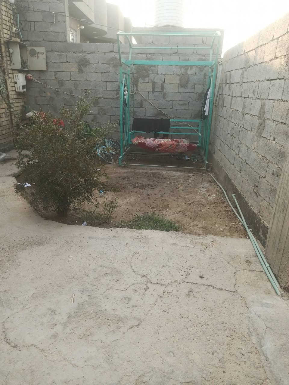 السلام عليكم 
يوجد دار للبيع في حي ذويب الثاني 
المساحه 250 متر + 50 متر امام الدار 
البناء طابرق جمهوري 
السقف سندويج 
بدون لبخ ولا سيراميك 
تسليك مجاري ابو 6
تسليك الماء بوري سيرين 
كهرباء واير سيمز 
أستقبال 7×4 
غرفتين 5×4 
مطبخ 5×4 
صاله 4×7
هول 4×6
كراج 5× 4 
حديقه 5×4 
الأستفسار اكثر على الرقم 
***********
