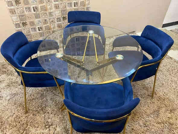 بيع ميز طعام مكون من ٤ كراسي نضيف جدا وميز بلازمة ايضا نضيف جدا للاستفسار المراسله على الخاص او الرقم ***********
