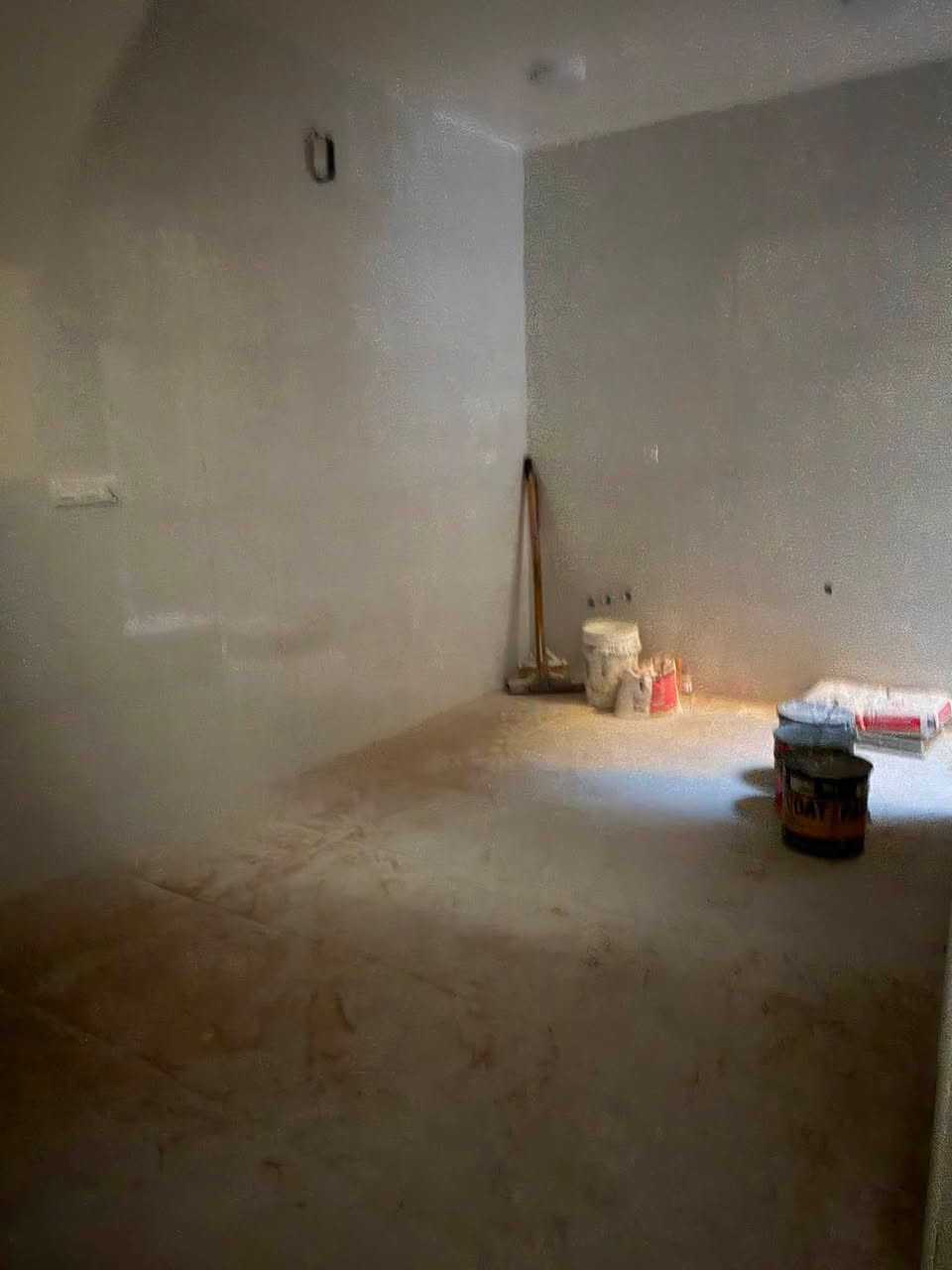 بيت للبيع مساحة ٥٥متر واجهة ٥ نزال ١٠ ونص
العنوان حي القاهرة الدلفية📍
يحتوي على استقبال و مطبخ وخدمات وحولي
طابق ثاني غرفتين نوم مع خدمات
الطابق الثالث  غرفة نوم  مع خدمات وسطح
للاستفسار الاتصال : ***********☎️
