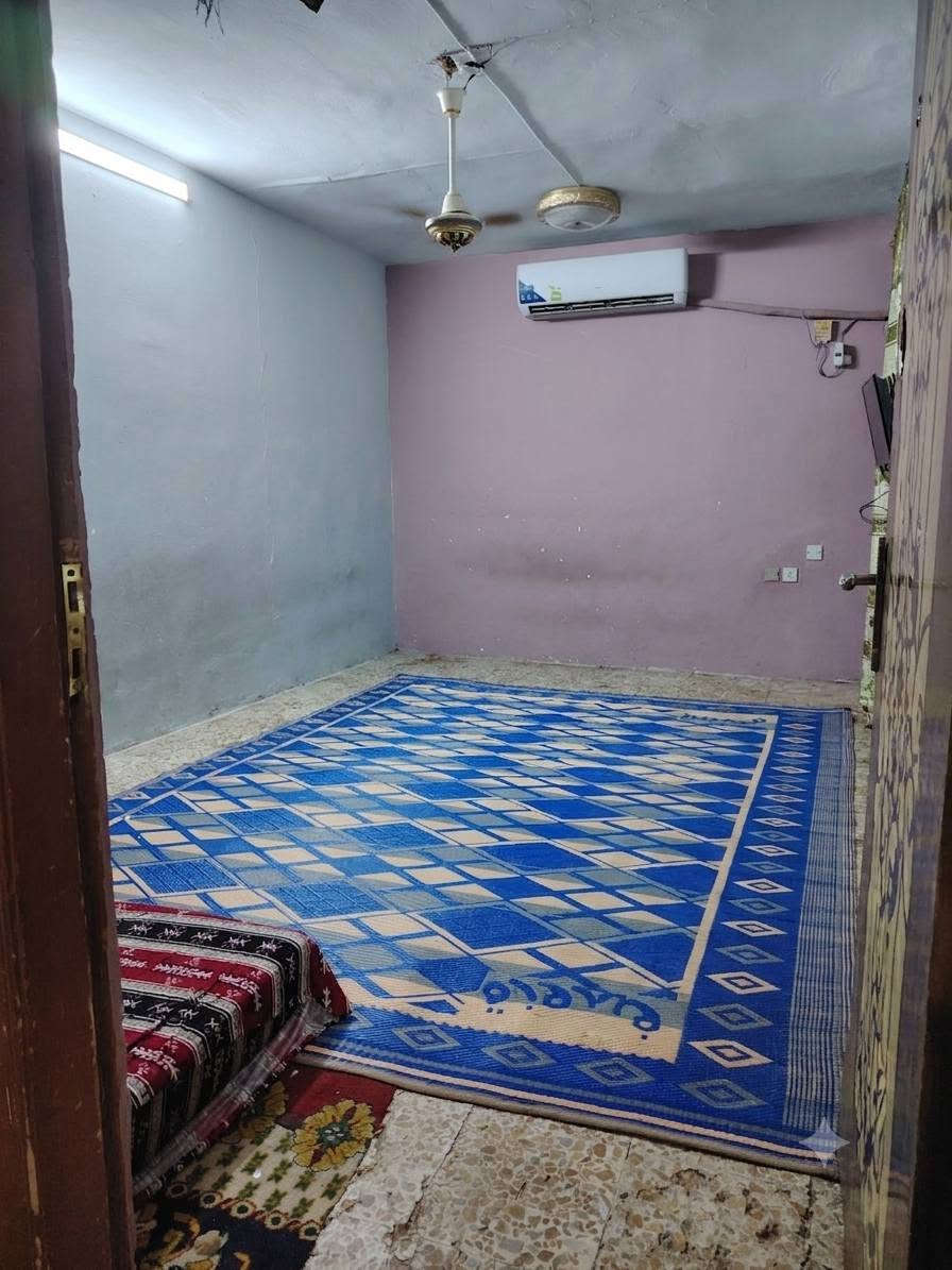 🏡 للبيع – بيت في حي القدس

📍 الموقع: حي القدس، مقابل الأنصار، جهة المستوصف، على الساحة.

🔹 المساحة: 150 م²
🔹 البناء: طابق ونصف، بناء طابوق شيلمان (البناء قديم).

مواصفات البيت:

- 3 غرف نوم.
- صالة.
- مطبخ حار + مطبخ بارد.
- تخاريج.
- عدد (2) مكشوفة.

ويحتوي أيضاً على مشتمل مستقل يضم:

- غرفة.
- مطبخ.
- تخاريج.
- مكشوفة.

💰 السعر: 180 مليون دينار، وقابل للتفاوض.

للاستفسار  يرجى التواصل على الخاص أو الاتصال ع الرقم ***********
