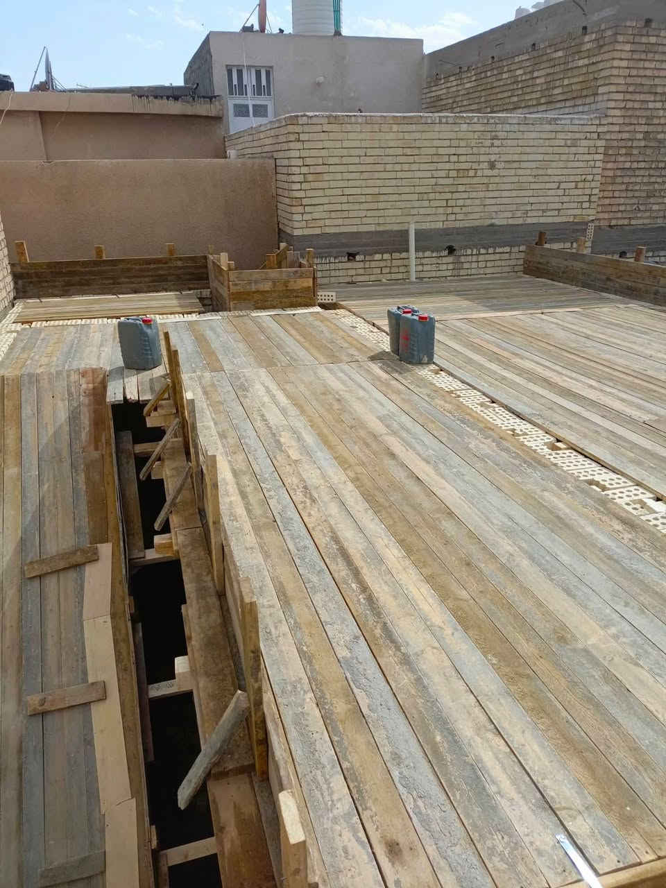 السلام عليكم اشتغل نجاره بكافه البناء شغل نظيف وبسعر مناسب بغداد هذا رقمي***********/*********** النجار احمد الحلبوسي
